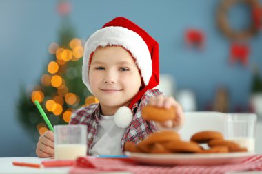 Neşeli çocuk Noel Baba'ya mektup yazma