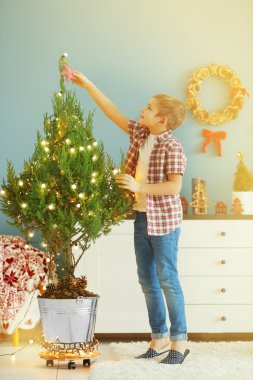 Neşeli Noel ağacı çocukla 