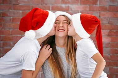 Tuğla duvar arka plan üzerinde mutlu kuzen