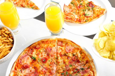 Evde pizza ve içecekler ile tablo