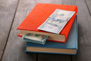 İç içe geçmiş Doları banknot ile kitapları