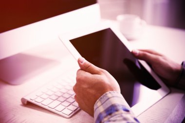 Genç işadamı Tablet PC'yi kullanma