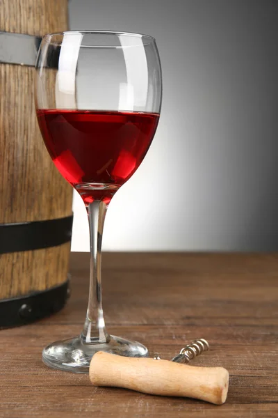 Wein im Fass und im Glas auf dem Tisch — Stockfoto