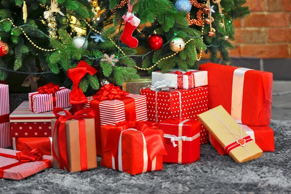 Regalos bajo el árbol de Navidad en el suelo —  Fotos de Stock