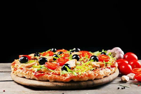 黒い背景においしいおいしいピザ — ストック写真