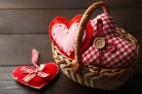 Decoración de San Valentín en cesta sobre fondo de madera — Foto de Stock