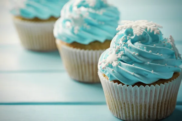 Cupcakes azuis no fundo de madeira — Fotografia de Stock