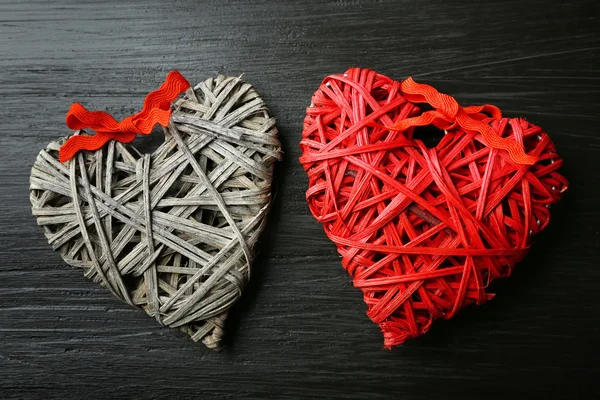 Hermosos corazones románticos sobre fondo de madera — Foto de Stock