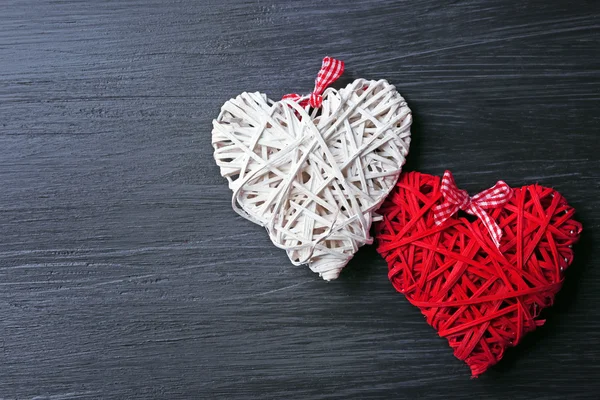 Hermosos corazones románticos sobre fondo de madera — Foto de Stock