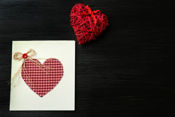 St Valentines kort och inredning på trä bakgrund — Stockfoto