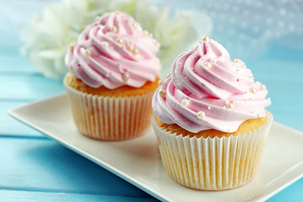 Cupcakes roses sur fond en bois — Photo