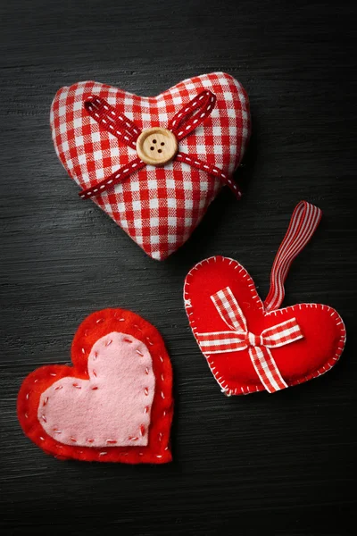 Hermosos corazones románticos sobre fondo de madera —  Fotos de Stock