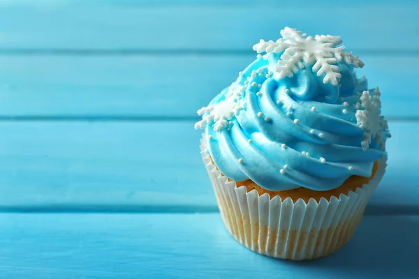 Blue cupcake on wooden background — Stock Photo, Image