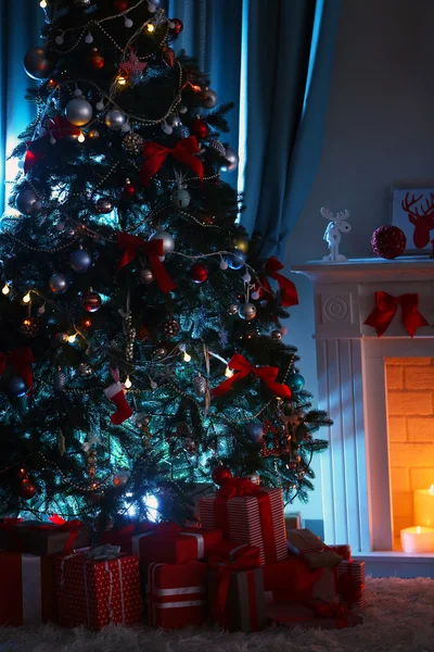 Kerstboom met cadeautjes — Stockfoto