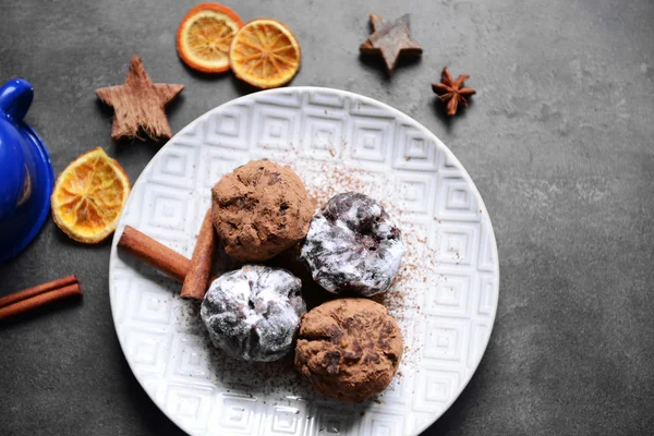 Bolas de chocolate com laranja seca e canela na mesa — Fotografia de Stock