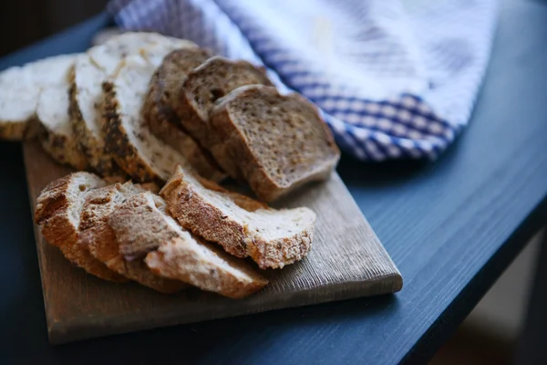 Sliced bread on cutting board — Stock Photo, Image