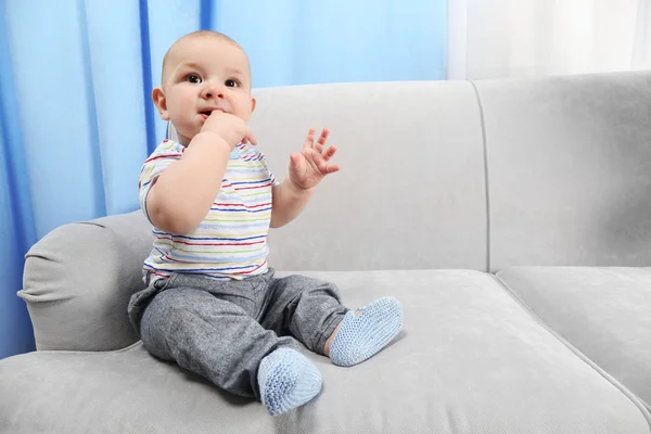 Schattige baby op sofa — Stockfoto