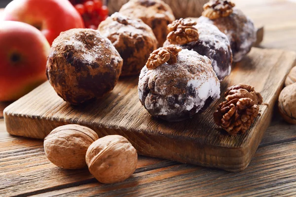 Dulces de chocolate con especias sobre fondo de madera —  Fotos de Stock