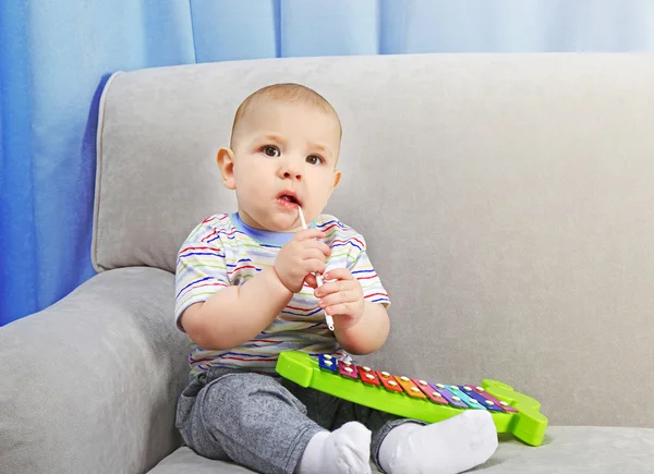 Adorabile bambino con xilofono colorato in plastica — Foto Stock