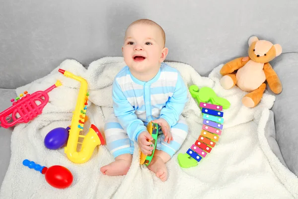 Очаровательный ребенок с игрушками — стоковое фото