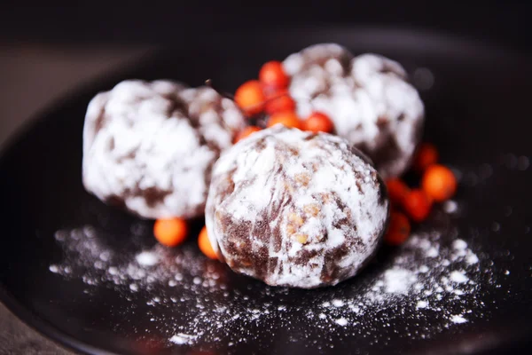 Boules de chocolat avec frêne Berry gros plan — Photo