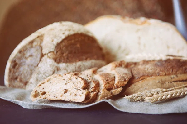 Skivat bröd med öron på servett — Stockfoto