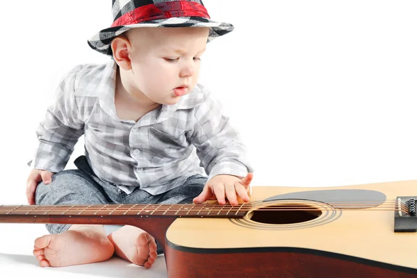 Carino bambino in cappello con chitarra — Foto Stock