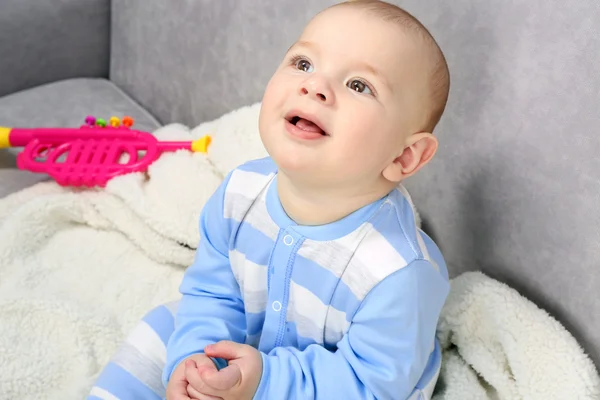 Entzückendes Baby mit Spielzeug — Stockfoto