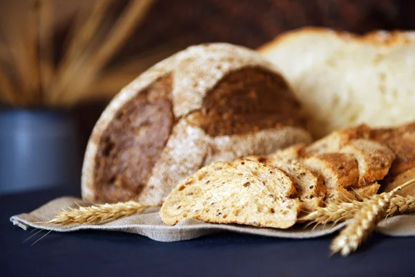 냅킨에 귀 빵을 슬라이스 — 스톡 사진