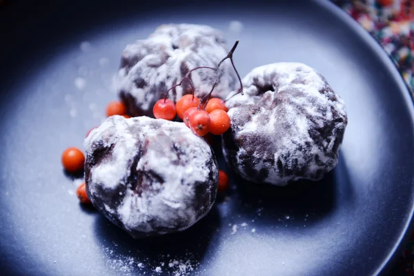 Boules de chocolat avec frêne sur plaque gros plan — Photo