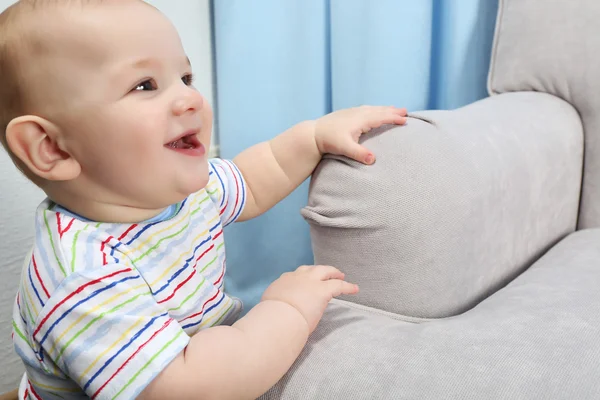 Schattige baby op sofa in de kamer — Stockfoto