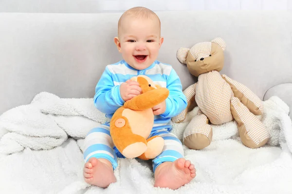 Bambino adorabile con orsacchiotti — Foto Stock