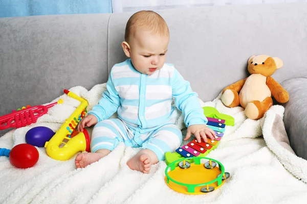 Bedårande barn med leksaker — Stockfoto