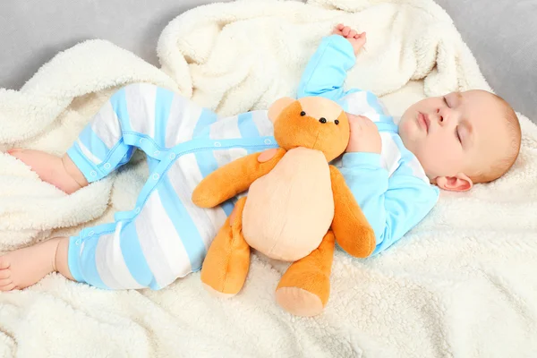 Adorable bébé avec des ours en peluche — Photo