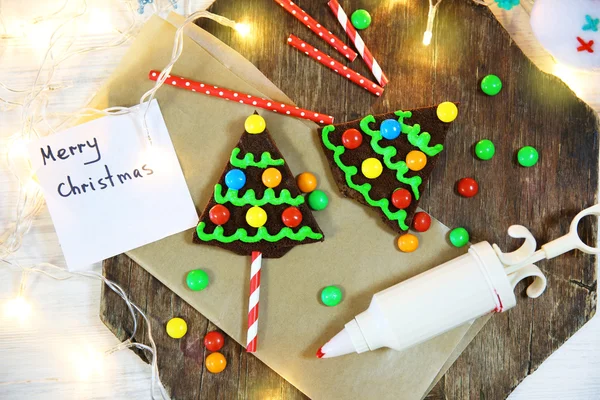 Deliciosas galletas coloridas de Navidad con decoración festiva —  Fotos de Stock