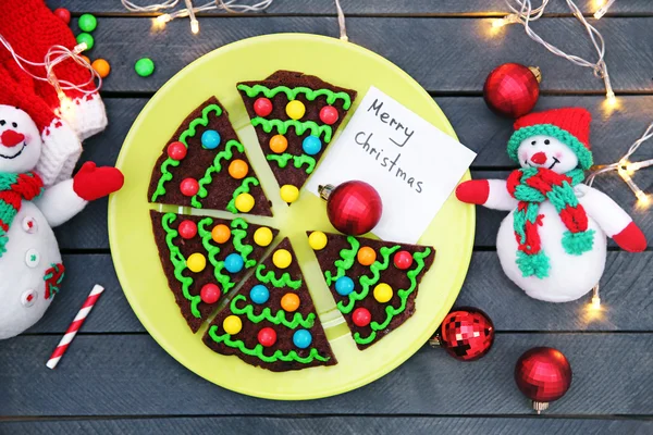 Leckere bunte Weihnachtsplätzchen auf Teller mit festlicher Dekoration — Stockfoto