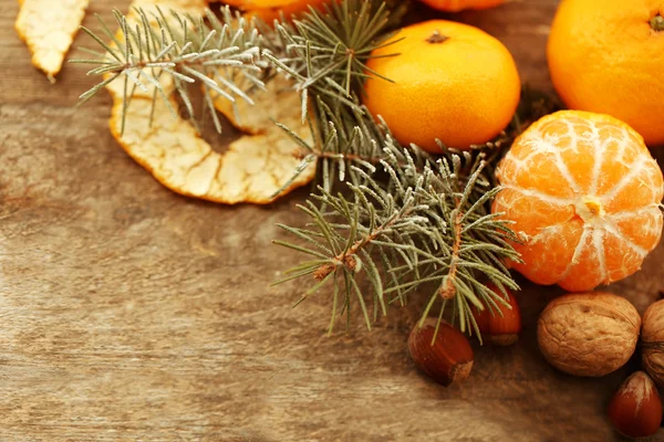 Mooi stilleven met tangerines en Spar-tree, op oude houten tafel, close-up — Stockfoto