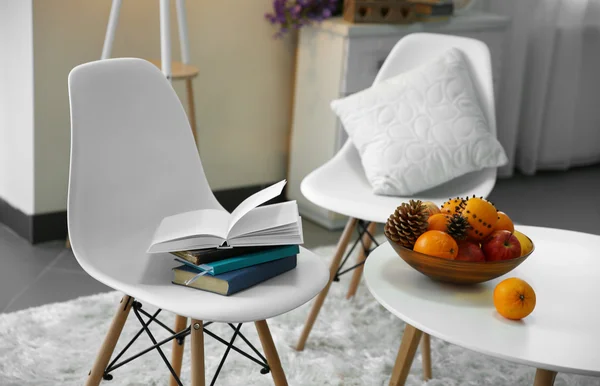 Bílý stůl a židle v místnosti — Stock fotografie