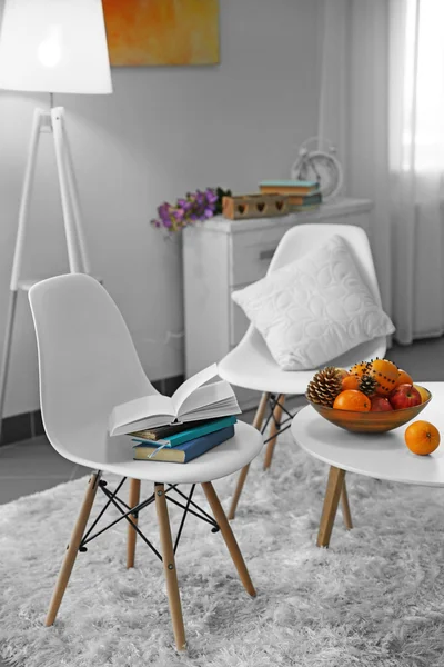 Design della camera con mobili bianchi e lampada da terra su parete beige — Foto Stock