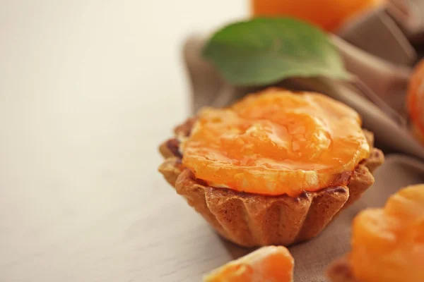 Zoet gebak met mandarijnen op tafel, close-up — Stockfoto