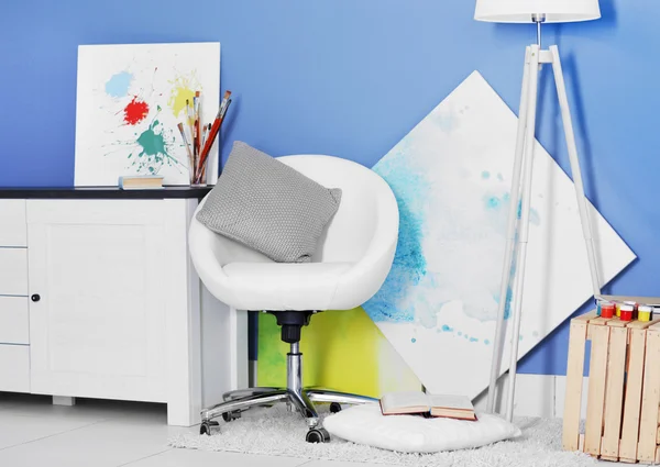 Design della camera con mobili bianchi, immagini e lampada da terra su parete blu — Foto Stock