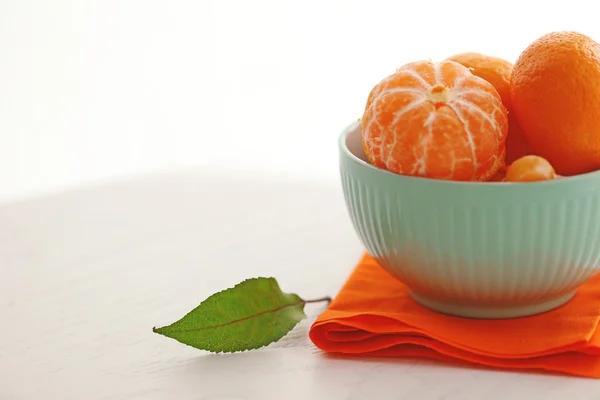 Tangerines in bowl on white wooden table, close up — Stock Photo, Image