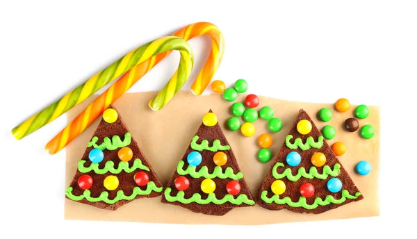 Deliciosa galleta de Navidad colorida con papel y dulces, aislada en blanco —  Fotos de Stock