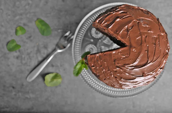 Σοκολατόπιτα με δυόσμο και πιρούνι σε γκρίζο φόντο — Φωτογραφία Αρχείου