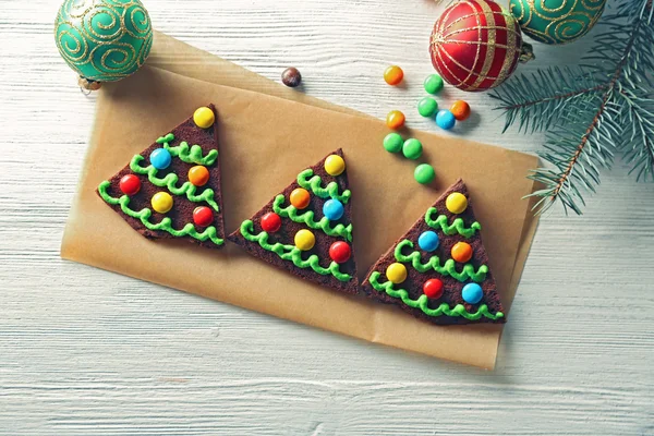 Délicieux biscuit de Noël coloré avec décoration festive — Photo
