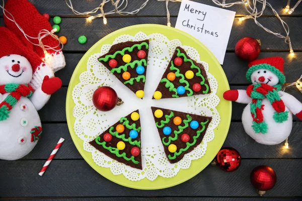 Deliciosas galletas coloridas de Navidad en plato con decoración festiva —  Fotos de Stock