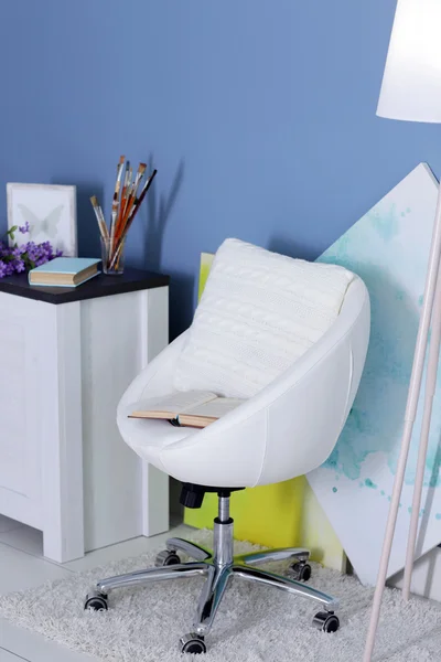 Diseño de la habitación con muebles blancos, fotos y lámpara de pie sobre la pared azul —  Fotos de Stock