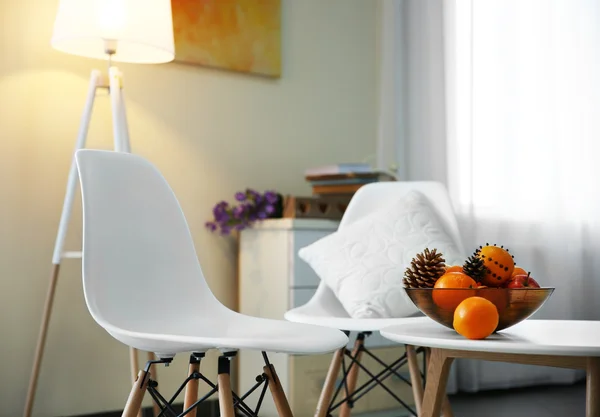 Design cameră cu mobilier alb și lampă de podea peste perete bej — Fotografie, imagine de stoc