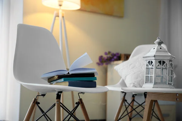 Mesa branca e cadeiras com livros em um quarto — Fotografia de Stock