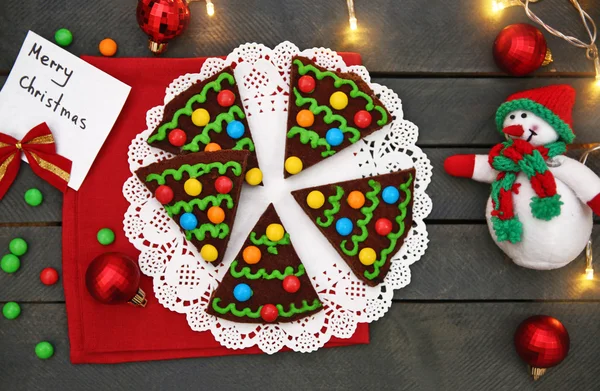 Deliziosi biscotti di Natale colorati con decorazioni festive — Foto Stock